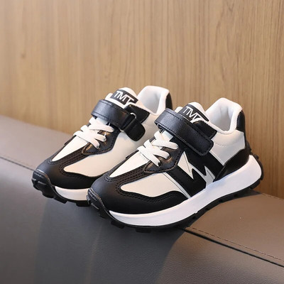 2023. gada jauni, aktuāli tiek pārdoti jauki, pirmie staigātāju sporta apavi zīdaiņiem. Jauki bērnu tenisa apavi pirmsskolas vecuma klasiskajiem sporta apaviem zēniem un meitenēm