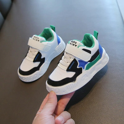 2023. gada jauni, aktuāli tiek pārdoti jauki, pirmie staigātāju sporta apavi zīdaiņiem. Jauki bērnu tenisa apavi pirmsskolas vecuma klasiskajiem sporta apaviem zēniem un meitenēm