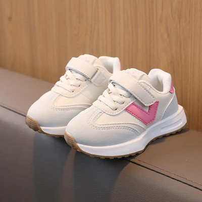 2023. gada jauni, aktuāli tiek pārdoti jauki, pirmie staigātāju sporta apavi zīdaiņiem. Jauki bērnu tenisa apavi pirmsskolas vecuma klasiskajiem sporta apaviem zēniem un meitenēm