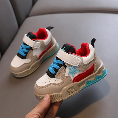 2023. gada jauni, aktuāli tiek pārdoti jauki, pirmie staigātāju sporta apavi zīdaiņiem. Jauki bērnu tenisa apavi pirmsskolas vecuma klasiskajiem sporta apaviem zēniem un meitenēm