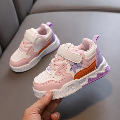 2023. gada jauni, aktuāli tiek pārdoti jauki, pirmie staigātāju sporta apavi zīdaiņiem. Jauki bērnu tenisa apavi pirmsskolas vecuma klasiskajiem sporta apaviem zēniem un meitenēm