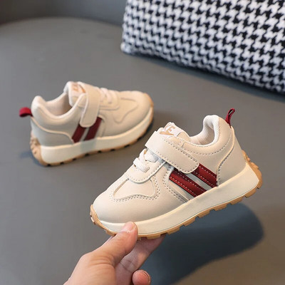 2023. gada jauni, aktuāli tiek pārdoti jauki, pirmie staigātāju sporta apavi zīdaiņiem. Jauki bērnu tenisa apavi pirmsskolas vecuma klasiskajiem sporta apaviem zēniem un meitenēm