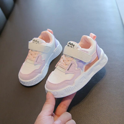 2023. gada jauni, aktuāli tiek pārdoti jauki, pirmie staigātāju sporta apavi zīdaiņiem. Jauki bērnu tenisa apavi pirmsskolas vecuma klasiskajiem sporta apaviem zēniem un meitenēm