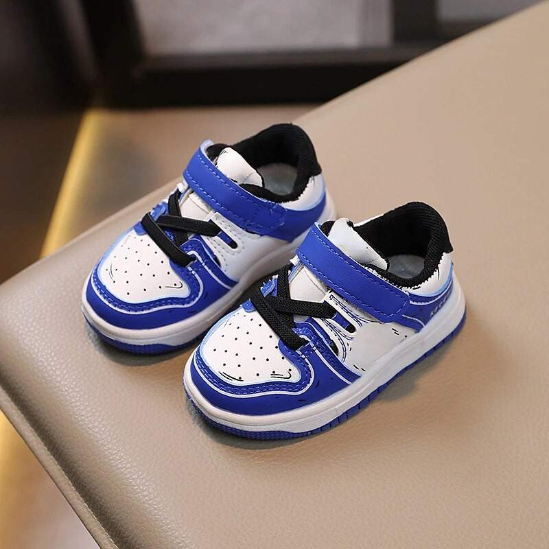 2023. gada jauni, aktuāli tiek pārdoti jauki, pirmie staigātāju sporta apavi zīdaiņiem. Jauki bērnu tenisa apavi pirmsskolas vecuma klasiskajiem sporta apaviem zēniem un meitenēm