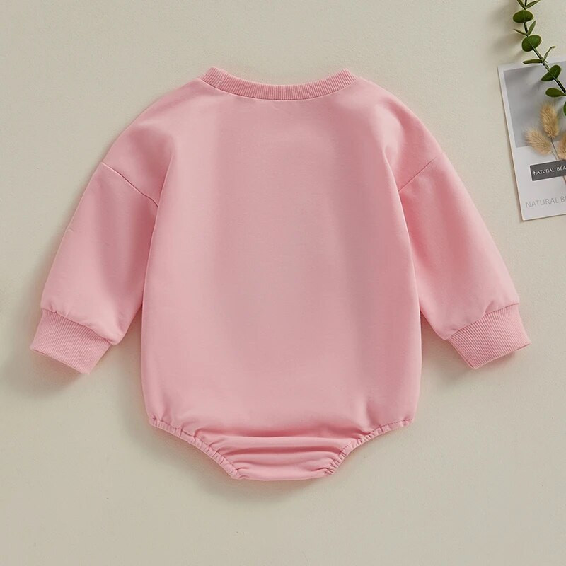 Mīlīgs 0-2 g. zīdaiņu, meiteņu, zēnu rombītis, izplūduši burtu izšuvumi ar garām piedurknēm ar apaļu kaklu, bodijs zīdaiņa rudens apģērbs