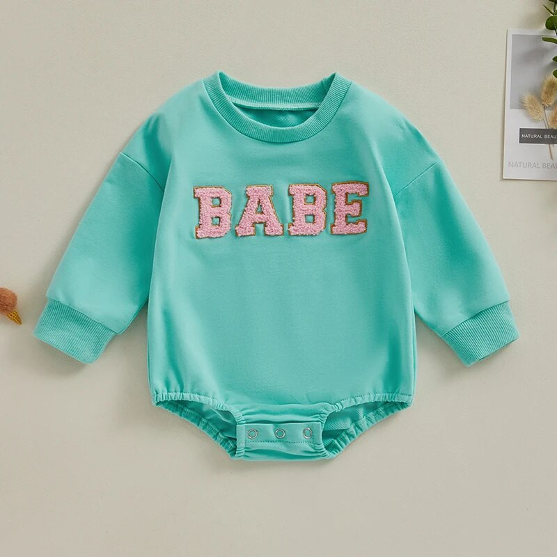 Mīlīgs 0-2 g. zīdaiņu, meiteņu, zēnu rombītis, izplūduši burtu izšuvumi ar garām piedurknēm ar apaļu kaklu, bodijs zīdaiņa rudens apģērbs