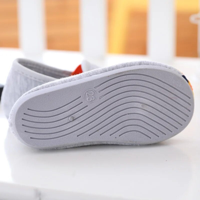 Sügistalv poisid Puuvillane riie Kodu Kingad Lapsed Armsad Dinosaurused Põrandasussid Lapsed Libisemisvastased Sokid Jalatsid Siseruumides Soojad Sussid