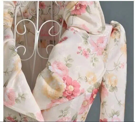 Ženska vjetrovka s printom kaputa. Nova modna ženska odjeća s printom ruža.