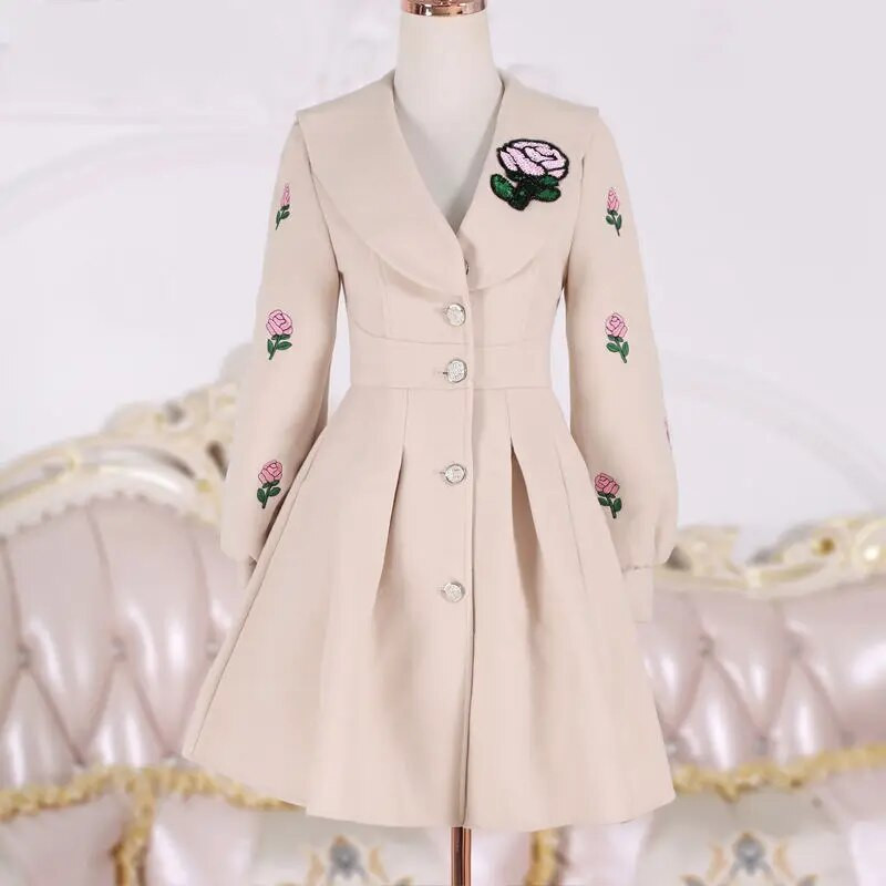 Sieviešu smilškrāsas vilnas mētelis ar izšūtu garām piedurknēm Sieviešu vidēja garuma slaids apģērbs