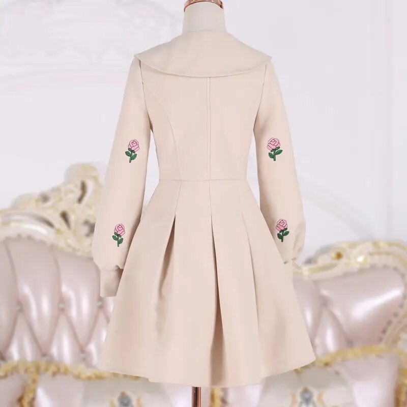 Sieviešu smilškrāsas vilnas mētelis ar izšūtu garām piedurknēm Sieviešu vidēja garuma slaids apģērbs