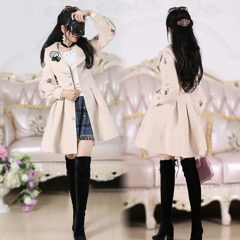 Sieviešu smilškrāsas vilnas mētelis ar izšūtu garām piedurknēm Sieviešu vidēja garuma slaids apģērbs