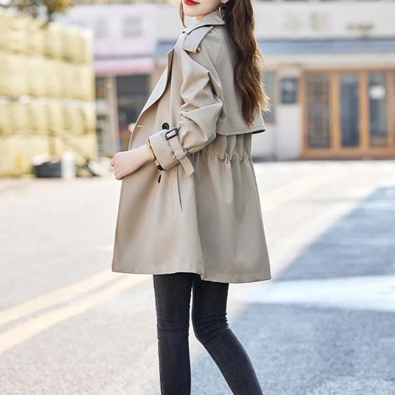 2023. gada jaunais pavasara un rudens modes britu stila brīvs, relaksēts, vienkāršs un daudzpusīgs vējjakas mētelis jostasvietā