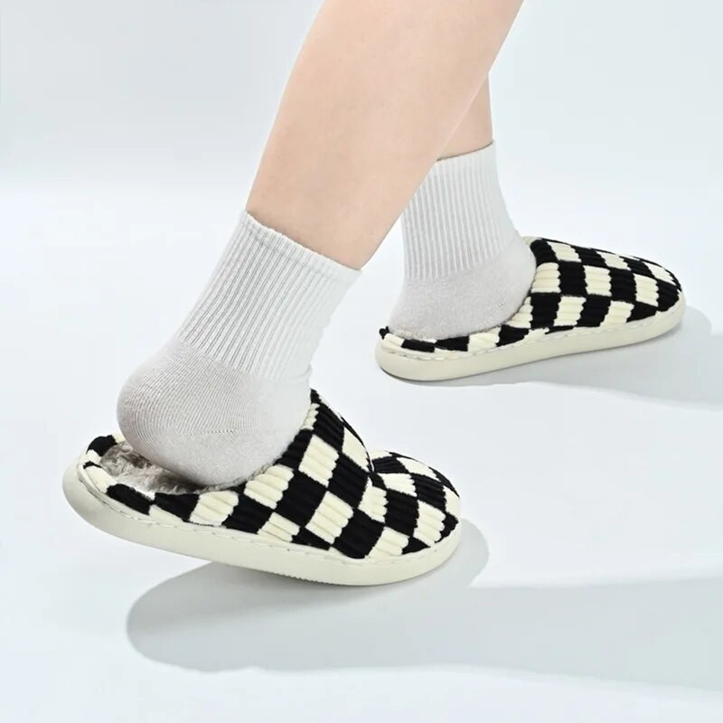 Νέες γυναικείες παντόφλες σκακιέρας για το σπίτι Χειμερινές απαλές ζεστές βελούδινες οικιακές τσουλήθρες Εσωτερική χοντρή σόλα Αντιολισθητικά παπούτσια για ζευγάρια