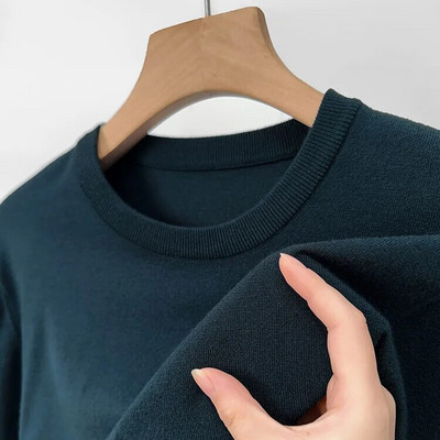 2023. gada rudens un ziemas jauns, nepelējošs samta džemperis ar apaļu apkakli Trikotāžas vīriešu džemperis Jauns ikdienas modes retro džemperis