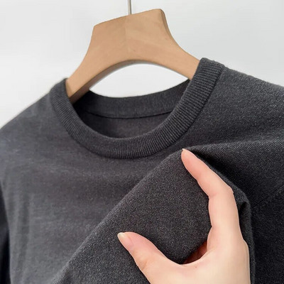 2023. gada rudens un ziemas jauns, nepelējošs samta džemperis ar apaļu apkakli Trikotāžas vīriešu džemperis Jauns ikdienas modes retro džemperis