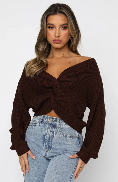 Sieviešu trikotāžas džemperi pavasarī, savīti uz augšu, apgriezti no pleciem, īsi, ikdienišķi vienkrāsaini džemperi ar garām piedurknēm.