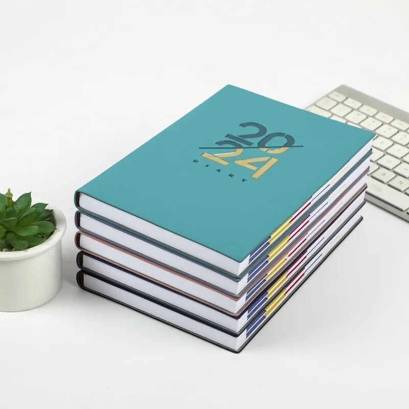 2024-es napirend spanyol nyelven, belső oldal Puha bőr A5-ös jegyzetfüzet, napi terv és napirend jegyzettömb, 365 napos naptár irodai írószerek