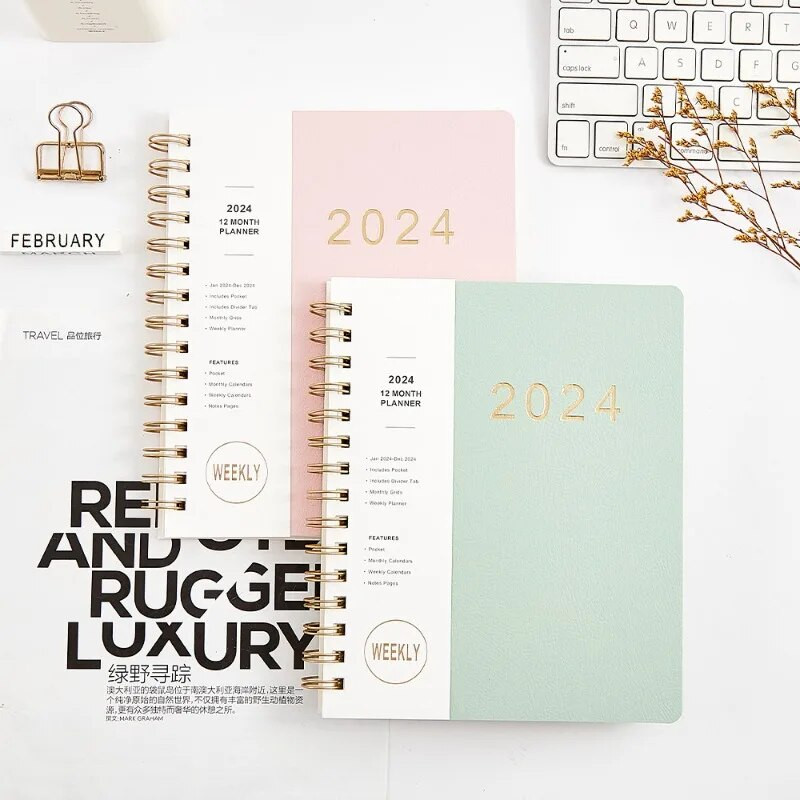 2024. gads 12 mēnešu A5 piezīmjdatoru plānotājs 365 dienas gadā, ikdienas nedēļas darba kārtības grāmata, pilna angļu valodas Kawaii skolas kancelejas preces