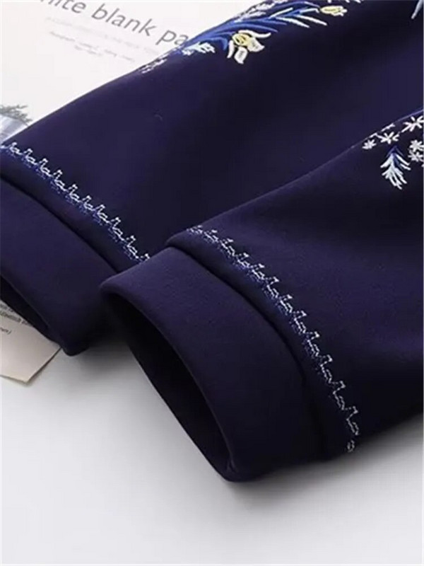 Liela izmēra sieviešu mētelis, apaļš kakla mētelis ar garām piedurknēm, biezināts mētelis ar plīša iekšpusē, izšūts ziedu motīvs uz piedurknēm