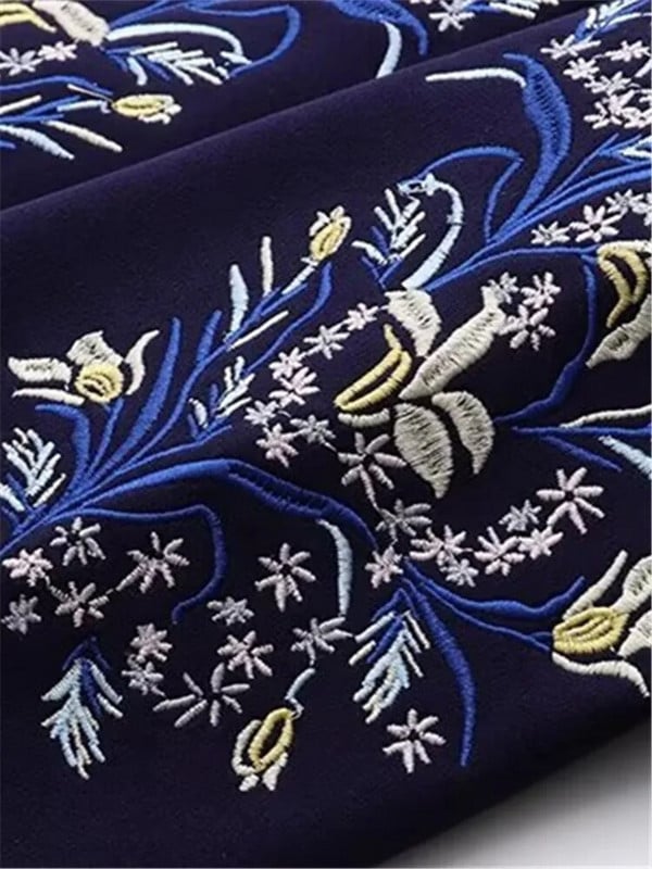 Liela izmēra sieviešu mētelis, apaļš kakla mētelis ar garām piedurknēm, biezināts mētelis ar plīša iekšpusē, izšūts ziedu motīvs uz piedurknēm