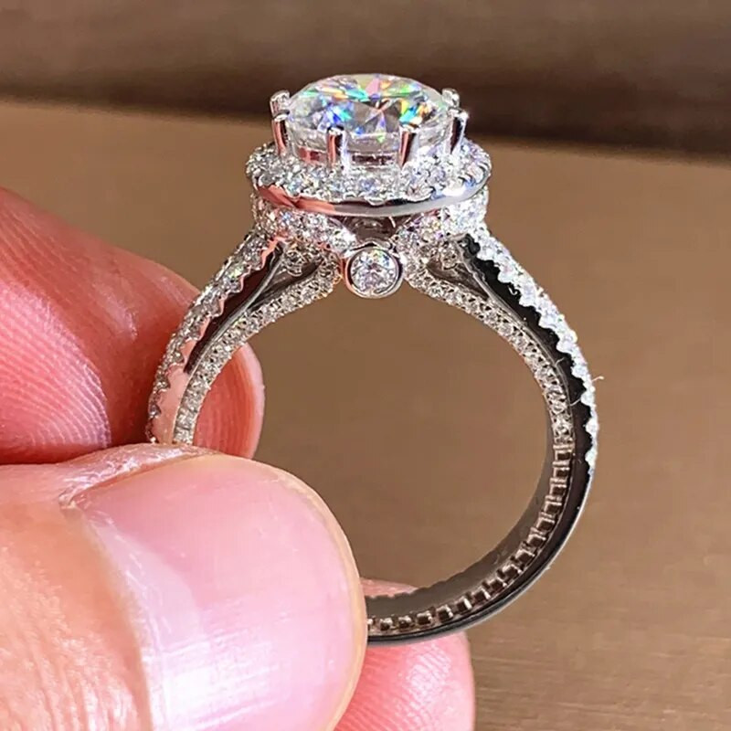 Luxus ezüst színű fém intarziás butik fehér cirkon gyűrű, alkalmas női mindennapi viseletre fogadásokra