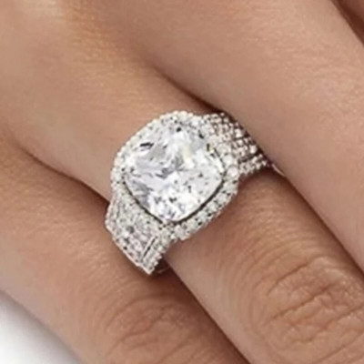 Huitan Elegant Cushion Cut Cubic Zirconia Rings για γυναίκες Κλασικά αξεσουάρ γάμου Ασημί Χρώμα Πολυτελές Γυναικείο αρραβωνιαστικό κόσμημα