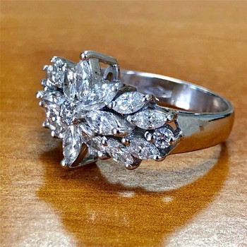 Huitan Romantic Crystal Flower Rings Γυναικείες Ολόκληρες Εκθαμβωτικές CZ Γαμήλια πάρτι Γυναικείο δαχτυλίδι Φανταχτά αξεσουάρ Μόδα κοσμήματα
