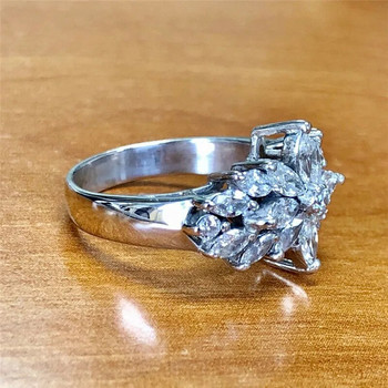 Huitan Романтични кристални пръстени с цветя Дамски пълни ослепителни CZ Сватбена церемония Парти Дамски пръстен Изискани аксесоари Модни бижута