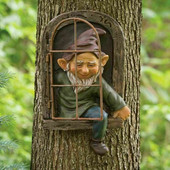 Elf Out The Door / Window Tree Hugger Naughty Garden Gnome szobor fa dekoráció
