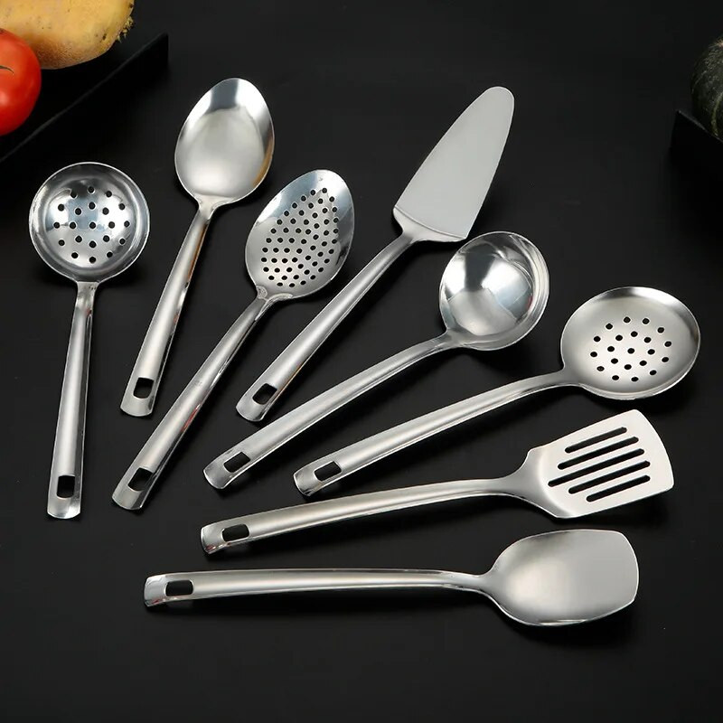 Virtuves nerūsējošā tērauda virtuves piederumi Pulēti iekaramie sudraba caurduris zupa cepšanas lāpstiņa Vienkārši mājsaimniecības piederumi