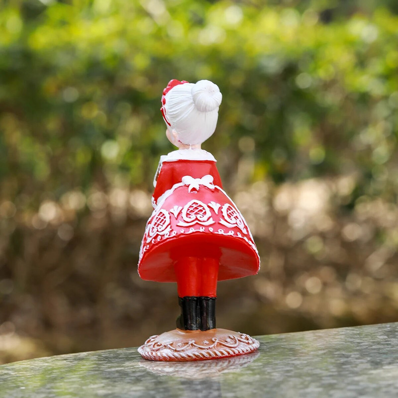 Āra dārzs Ziemassvētku burvīgs pāris, kas tur dāvanu kastītes un kūku sveķu rotājumus