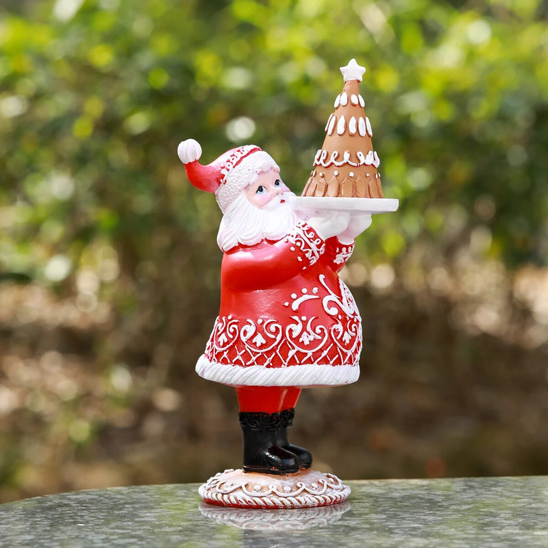 Āra dārzs Ziemassvētku burvīgs pāris, kas tur dāvanu kastītes un kūku sveķu rotājumus