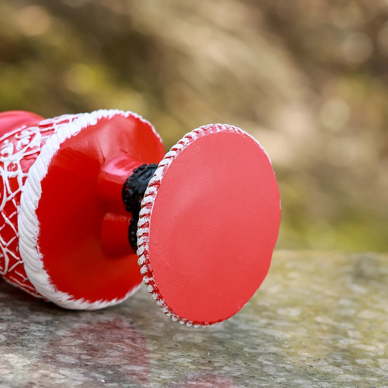 Āra dārzs Ziemassvētku burvīgs pāris, kas tur dāvanu kastītes un kūku sveķu rotājumus