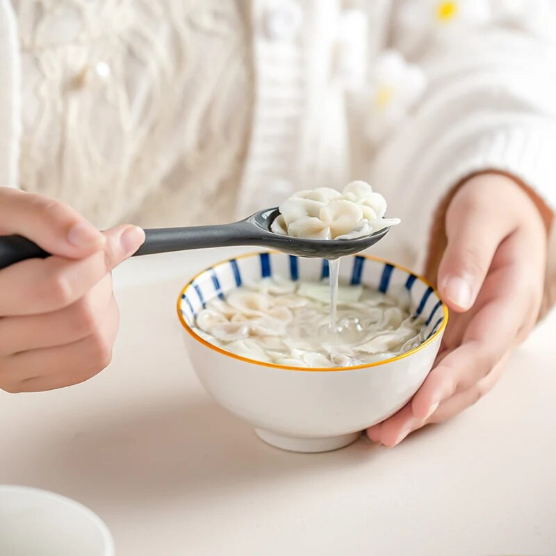 1 gab. Filtra karote, karstumizturīgs, nepiedegošs vārīšanas sietiņš, caurduris ar garu rokturi, izturīgs silikona karstumizturīgs virtuves rīks