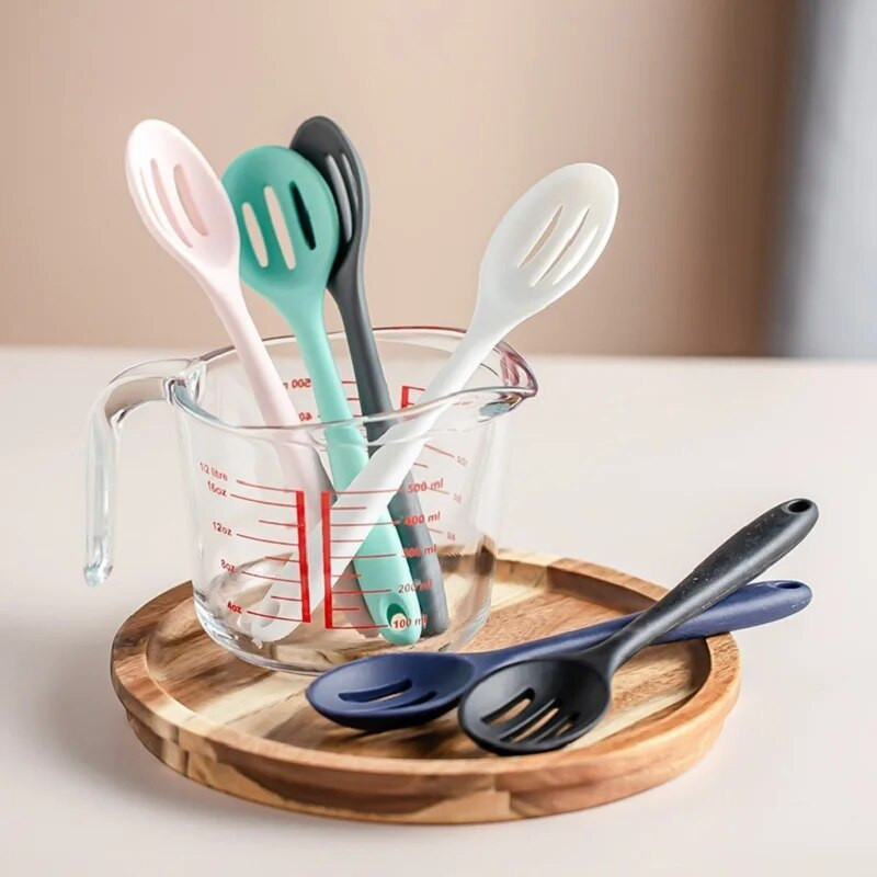 1 gab. Filtra karote, karstumizturīgs, nepiedegošs vārīšanas sietiņš, caurduris ar garu rokturi, izturīgs silikona karstumizturīgs virtuves rīks