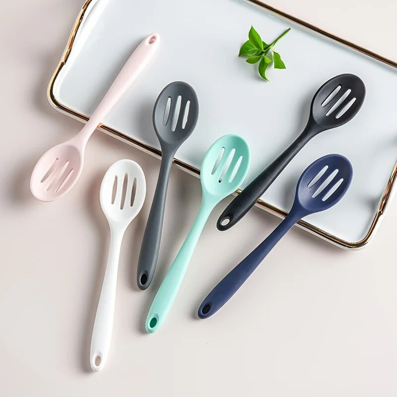 1 gab. Filtra karote, karstumizturīgs, nepiedegošs vārīšanas sietiņš, caurduris ar garu rokturi, izturīgs silikona karstumizturīgs virtuves rīks