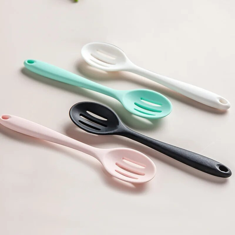 1 gab. Filtra karote, karstumizturīgs, nepiedegošs vārīšanas sietiņš, caurduris ar garu rokturi, izturīgs silikona karstumizturīgs virtuves rīks