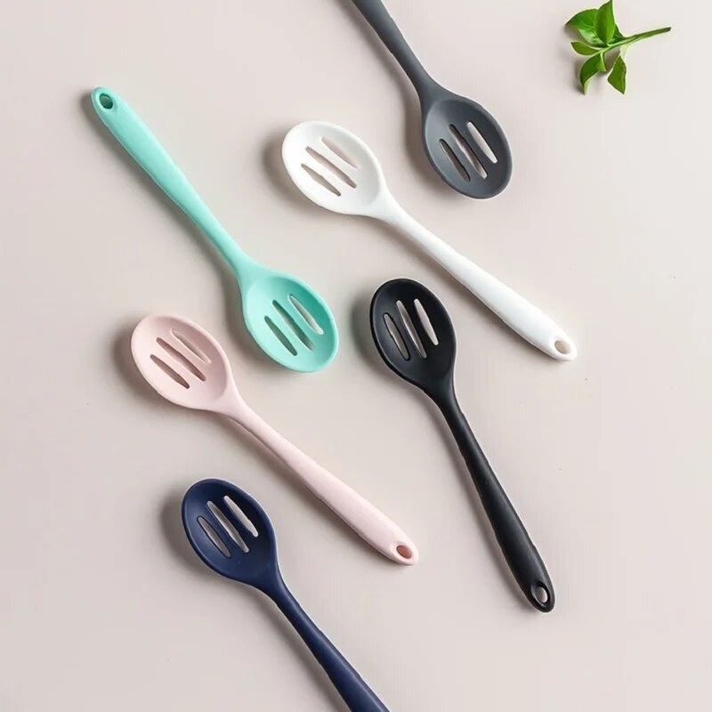 1 gab. Filtra karote, karstumizturīgs, nepiedegošs vārīšanas sietiņš, caurduris ar garu rokturi, izturīgs silikona karstumizturīgs virtuves rīks