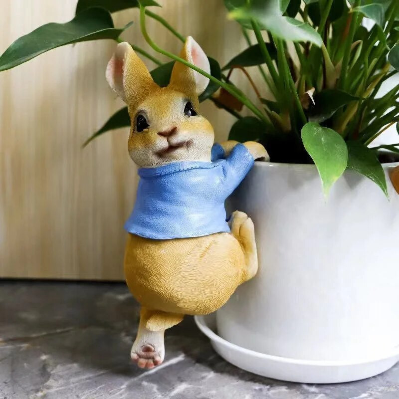 Smieklīga truša statuja burvīga zaķa skulptūra, sveķu dzīvnieka figūriņa, dekoratīvs ornaments āra pasaku dārza iekšpagalma kokam