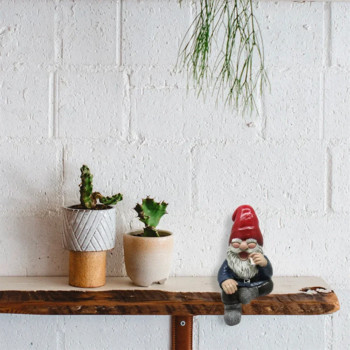 Αστείο άγαλμα Gnome στον κήπο, Gnome μάγος καπνίσματος, δροσερό γέρο με λευκή γενειάδα, άτακτο γλυπτό κήπου διακόσμηση για δωμάτιο