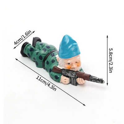 Smieklīga rūķa statuja, sveķi, kas tur rokās ieroci rūķīti, jauku figūriņu mājas darbvirsmā, amatniecības rotājumu dārzā zāliena podiņos skulptūras rotājumi