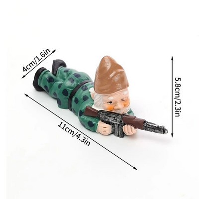 Smieklīga rūķa statuja, sveķi, kas tur rokās ieroci rūķīti, jauku figūriņu mājas darbvirsmā, amatniecības rotājumu dārzā zāliena podiņos skulptūras rotājumi