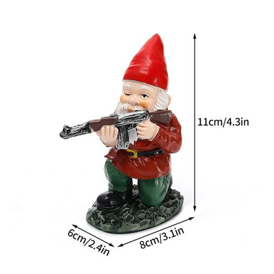 Smieklīga rūķa statuja, sveķi, kas tur rokās ieroci rūķīti, jauku figūriņu mājas darbvirsmā, amatniecības rotājumu dārzā zāliena podiņos skulptūras rotājumi