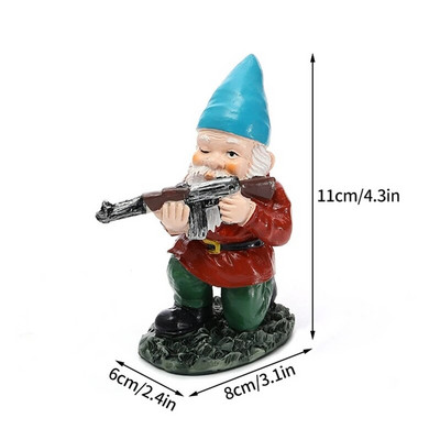 Smieklīga rūķa statuja, sveķi, kas tur rokās ieroci rūķīti, jauku figūriņu mājas darbvirsmā, amatniecības rotājumu dārzā zāliena podiņos skulptūras rotājumi