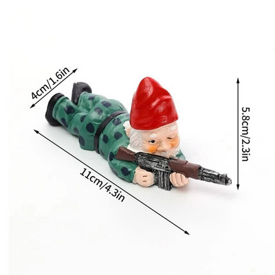 Smieklīga rūķa statuja, sveķi, kas tur rokās ieroci rūķīti, jauku figūriņu mājas darbvirsmā, amatniecības rotājumu dārzā zāliena podiņos skulptūras rotājumi