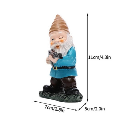 Smieklīga rūķa statuja, sveķi, kas tur rokās ieroci rūķīti, jauku figūriņu mājas darbvirsmā, amatniecības rotājumu dārzā zāliena podiņos skulptūras rotājumi