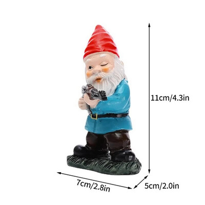 Smieklīga rūķa statuja, sveķi, kas tur rokās ieroci rūķīti, jauku figūriņu mājas darbvirsmā, amatniecības rotājumu dārzā zāliena podiņos skulptūras rotājumi