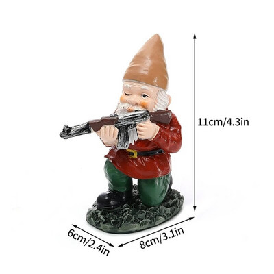 Smieklīga rūķa statuja, sveķi, kas tur rokās ieroci rūķīti, jauku figūriņu mājas darbvirsmā, amatniecības rotājumu dārzā zāliena podiņos skulptūras rotājumi