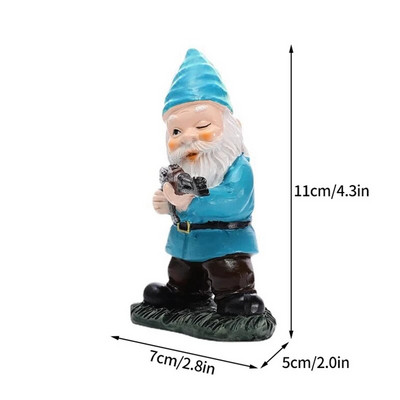 Smieklīga rūķa statuja, sveķi, kas tur rokās ieroci rūķīti, jauku figūriņu mājas darbvirsmā, amatniecības rotājumu dārzā zāliena podiņos skulptūras rotājumi