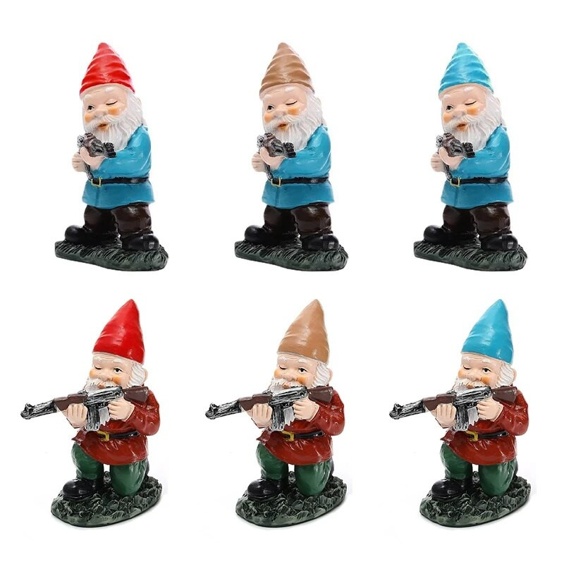 Smieklīga rūķa statuja, sveķi, kas tur rokās ieroci rūķīti, jauku figūriņu mājas darbvirsmā, amatniecības rotājumu dārzā zāliena podiņos skulptūras rotājumi